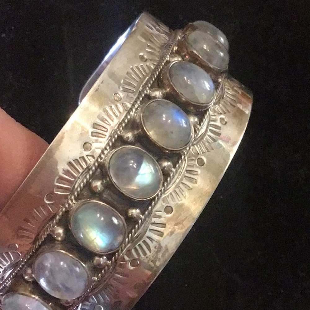 ABSOLUTELY GORG MOONSTONE CUFF BRACELET MUST SEE 👀